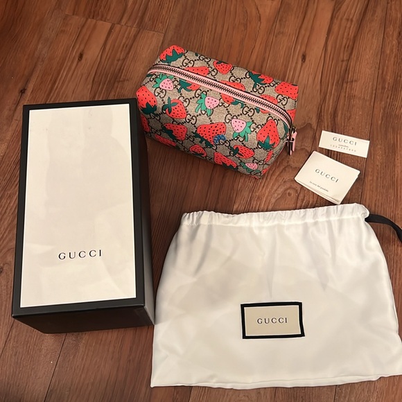 Gucci x Supreme Cosmetic Bag 🍓 - Picture 1 of 12
